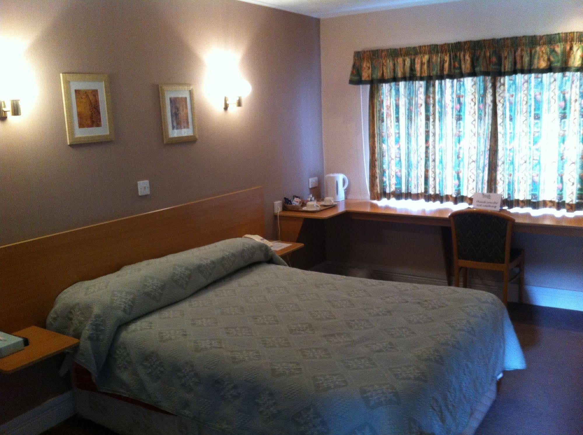 The Town & Country Lodge Dundry Exterior photo